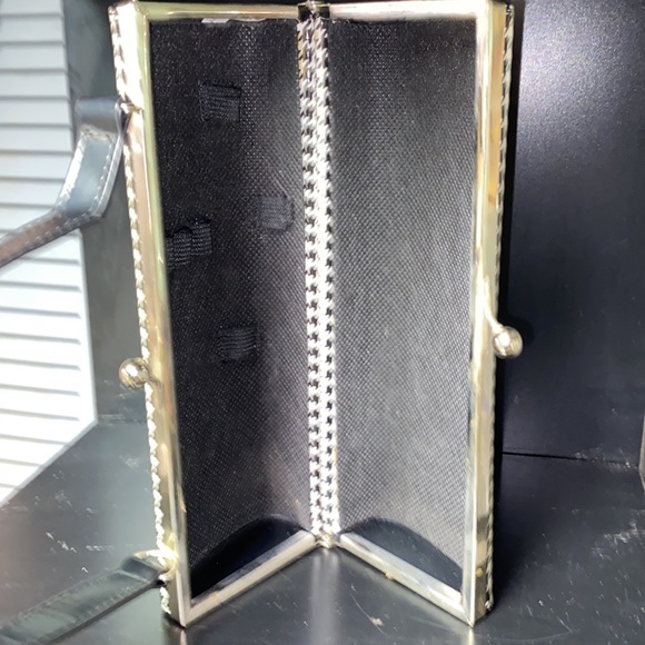 70’s Black & White Geometric Makeup Clutch - Picture 4 of 4